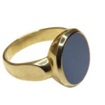 Gouden cachet ring met blauwe lagensteen