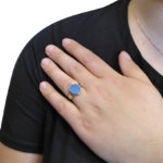 Gouden cachet ring met blauwe lagensteen