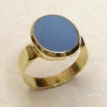 Gouden cachet ring met blauwe lagensteen