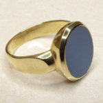 Gouden cachet ring met blauwe lagensteen