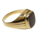 Gouden cachet ring met zwarte lagensteen
