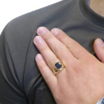Gouden cachet ring met zwarte lagensteen