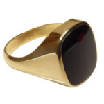 Gouden zwarte lagensteen cachet ring