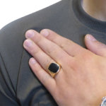 Gouden zwarte lagensteen cachet ring