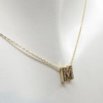Gouden ketting met M zirkonia hanger