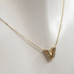 Gouden ketting met V zirkonia hanger