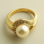 18 karaat gouden ring met parel en diamant