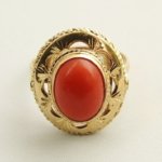 14 karaat geel gouden ring met bloedkoraal