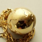 Gouden wereldbol hanger