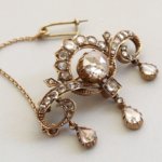 Rose gouden broche met roosdiamanten
