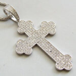 Wit gouden kruis met zirkonia