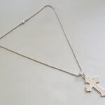 Wit gouden kruis met zirkonia