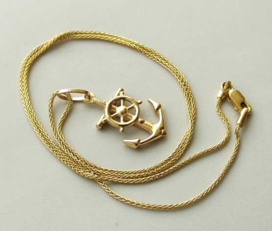 Gouden collier en anker hanger