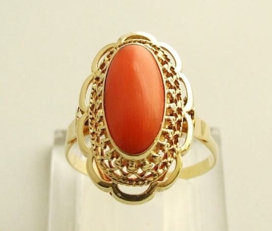 Gouden vintage ring met bloedkoraal