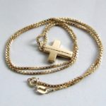 Geel gouden collier met kruis