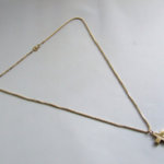 Geel gouden collier met kruis