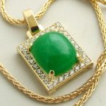 Gouden collier met nefriet hanger