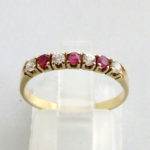 Gouden ring met zirkonia en robijn