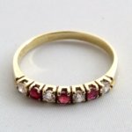Gouden ring met zirkonia en robijn
