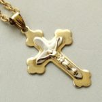 Gouden collier met bicolor kruis