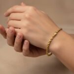 Gouden getordeerde armband