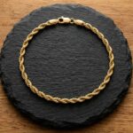 Gouden getordeerde armband