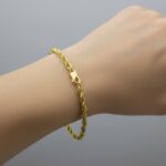 Gouden getordeerde armband