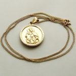 Gouden collier met Christus en Moeder Gods