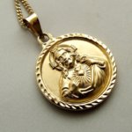 Gouden collier met Christus en Moeder Gods