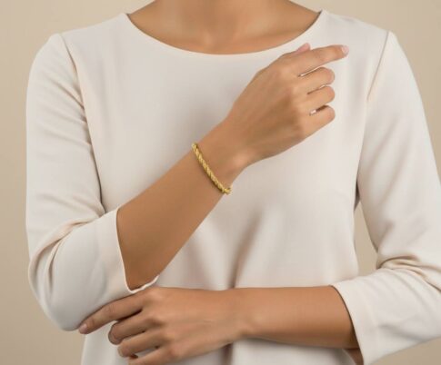 Gouden getordeerde armband