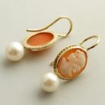 Gouden camee oorbellen met parel