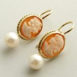 Gouden camee oorbellen met parel