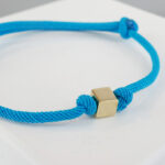 Blauwe armband met gouden kubus