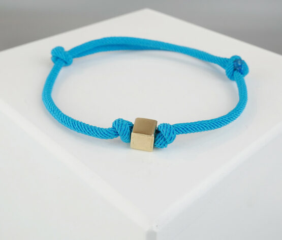 Blauwe armband met gouden kubus