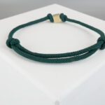 Donker groene armband met gouden kubus