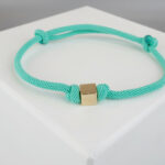 Groene armband met gouden kubus