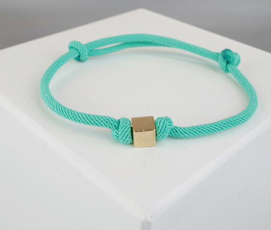 Groene armband met gouden kubus