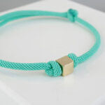 Groene armband met gouden kubus