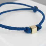Marine blauw armband met gouden kubus