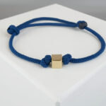 Marine blauw armband met gouden kubus