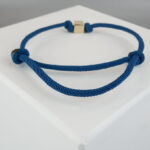 Marine blauw armband met gouden kubus