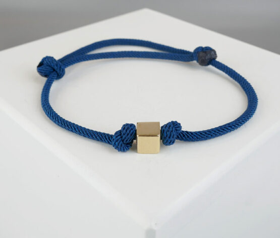 Marine blauw armband met gouden kubus