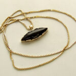 Gouden collier met onyx hanger