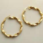Gouden gekrulde oorbellen