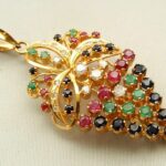 18 karaat collier met smaragd, saffier en robijn