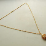18 karaat collier met smaragd, saffier en robijn