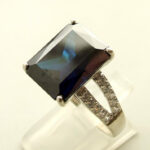 Zilveren ring met synthetische saffier