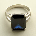 Zilveren ring met synthetische saffier