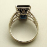 Zilveren ring met synthetische saffier