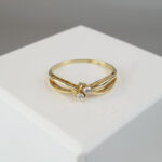Christian gouden ring met 2 diamanten
